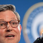 Palestrante Johnson participando de arrecadação de fundos para se opor aos esforços de redistritamento da Virgínia