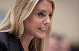 Pam Bondi diz que ser cidadão dos EUA não é um “direito” Pam Bondi diz que ser cidadão dos EUA não é um “direito”