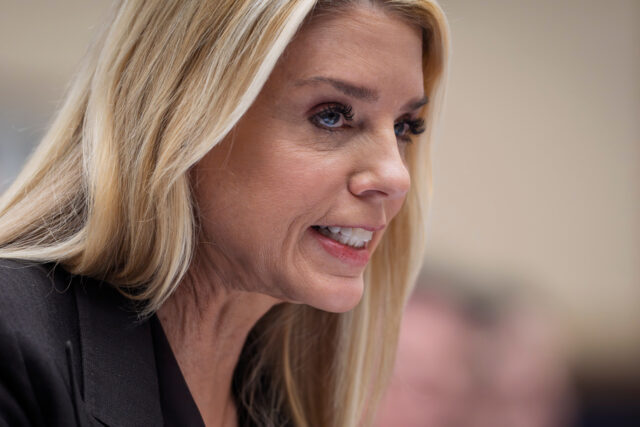 Pam Bondi diz que ser cidadão dos EUA não é um “direito”
