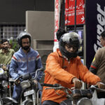 Pânico nos postos de combustível do Paquistão por causa da guerra no Irã