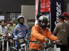 Pânico nos postos de combustível do Paquistão por causa da guerra no Irã Pânico nos postos de combustível do Paquistão por causa da guerra no Irã