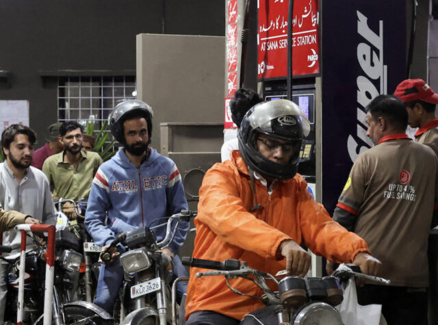 Pânico nos postos de combustível do Paquistão por causa da guerra no Irã
