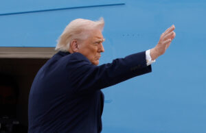 Para onde foram todos os subornos de biblioteca de Trump? O governador republicano da Flórida, Ron DeSantis, está propondo que a biblioteca presidencial do presidente Donald Trump seja construída em um estacionamento que atualmente é usado por funcionários e professores do Miami-Dade College e fica ao lado da Freedom Tower, terça-feira, 23 de setembro de 2025, em Miami. (Foto AP/Marta Lavandier)