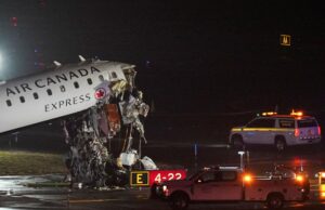 ‘Pare, pare, pare’: momento em que avião da Air Canada bate em caminhão 'Pare, pare, pare': momento em que avião da Air Canada bate em caminhão