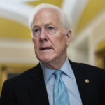 O procurador-geral do Texas, Ken Paxton, candidato republicano ao Senado dos EUA, fala durante uma festa noturna de observação das eleições primárias na terça-feira, 3 de março de 2026, em Dallas. (AP Photo/Julio Cortez)