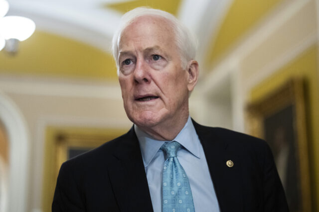 Parece que Trump vai irritar a base do MAGA na O procurador-geral do Texas, Ken Paxton, candidato republicano ao Senado dos EUA, fala durante uma festa noturna de observação das eleições primárias na terça-feira, 3 de março de 2026, em Dallas. (AP Photo/Julio Cortez)