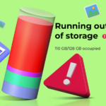 Uma mão segurando um smartphone mostrando uma lista de aplicativos selecionados para exclusão, com um menu de classificação definido como “Menos usados” e uma lixeira chamada “Desinstalar aplicativos” em segundo plano.