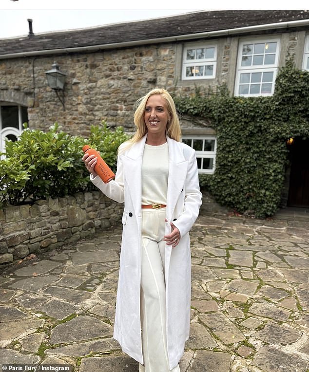 Paris Fury dá uma ideia da nova casa da família Paris Fury, 36 anos, deu aos fãs um vislumbre da nova casa de seis quartos da família no paraíso fiscal da Ilha de Man, que teria custado £ 8 milhões