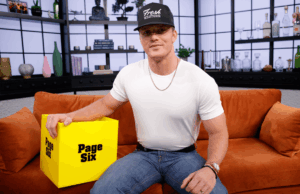 Parker McCollum responde perguntas sobre a versão deluxe de seu álbum autointitulado em Confession Cube Parker McCollum responde perguntas sobre a versão deluxe de seu álbum autointitulado em Confession Cube