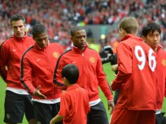 Patrice Evra diz que jogou com o ex-meio-campista ‘incrível’ do Man Utd, que foi tratado com muita severidade Patrice Evra diz que jogou com o ex-meio-campista ‘incrível’ do Man Utd, que foi tratado com muita severidade