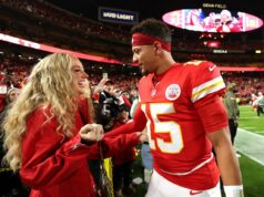 Patrick Mahomes comemora anúncio pessoal da esposa Brittany Patrick and Brittany Mahomes