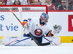 Patrick Roy fingindo ser tímido com a decisão do goleiro dos Islanders antes do jogo importante contra os Blue Jackets llya Sorokin rastreia o disco durante a derrota dos Islanders por 7-3 para os Canadiens em 21 de março de 2026 em Montreal.