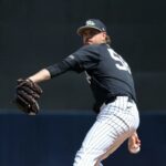 O arremessador do New York Yankees, Paul Blackburn # 58, lançando um arremesso de aquecimento antes do início do jogo.