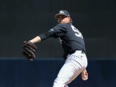 Paul Blackburn mostrando por que os Yankees o contrataram novamente: ‘muito nítido’ O arremessador do New York Yankees, Paul Blackburn # 58, lançando um arremesso de aquecimento antes do início do jogo.