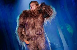 ‘Pé Grande!’ Crítica off Broadway: ‘Bat Boy’ dá à luz um enorme pedaço peludo! 'Pé Grande!' Crítica off Broadway: 'Bat Boy' dá à luz um enorme pedaço peludo!