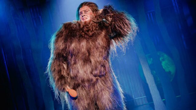 'Pé Grande!' Crítica off Broadway: 'Bat Boy' dá à luz um enorme pedaço peludo!
