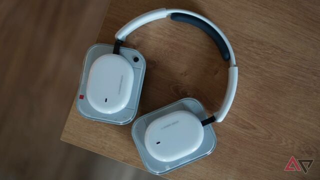 O logotipo Nothing Headphone (a) no copo