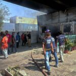 Policiais e equipes de resgate examinam um posto policial queimado, que foi incendiado depois que manifestantes invadiram o Consulado dos EUA em Karachi, Paquistão, em 1º de março de 2026.