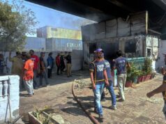 Pelo menos 6 mortos quando xiitas invadem o consulado dos EUA no Paquistão por causa do assassinato do líder supremo do Irã Policiais e equipes de resgate examinam um posto policial queimado, que foi incendiado depois que manifestantes invadiram o Consulado dos EUA em Karachi, Paquistão, em 1º de março de 2026.