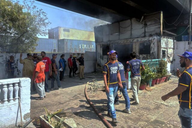 Pelo menos 6 mortos quando xiitas invadem o consulado dos Policiais e equipes de resgate examinam um posto policial queimado, que foi incendiado depois que manifestantes invadiram o Consulado dos EUA em Karachi, Paquistão, em 1º de março de 2026.
