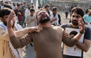 Pelo menos 9 mortos quando xiitas invadem o consulado dos EUA no Paquistão por causa do assassinato do líder supremo do Irã Yahoo news home