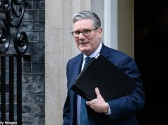 Pentágono critica Keir Starmer, ‘torcedor de mãos e agarrador de pérolas’, pelos ataques dos EUA ao Irã, enquanto Kemi Badenoch diz que está ‘com medo’ de seus próprios eleitores O Pentágono desabafou sua fúria contra Keir Starmer (foto saindo do número 10 da Downing Street) na segunda-feira por sua