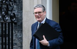 Pentágono critica Keir Starmer, ‘torcedor de mãos e agarrador de pérolas’, pelos ataques dos EUA ao Irã, enquanto Kemi Badenoch diz que está ‘com medo’ de seus próprios eleitores O Pentágono desabafou sua fúria contra Keir Starmer (foto saindo do número 10 da Downing Street) na segunda-feira por sua