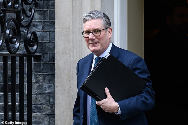 Pentágono critica Keir Starmer, 'torcedor de mãos e agarrador de O Pentágono desabafou sua fúria contra Keir Starmer (foto saindo do número 10 da Downing Street) na segunda-feira por sua