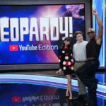 O logotipo do YouTube TV aparece na tela de um smartphone, e o logotipo do YouTube é exibido como plano de fundo na tela de um laptop nesta ilustração fotográfica em Atenas, Grécia, em 2 de novembro de 2025. (Crédito: Ilustração fotográfica de Nikolas Kokovlis/NurPhoto via Getty Images)