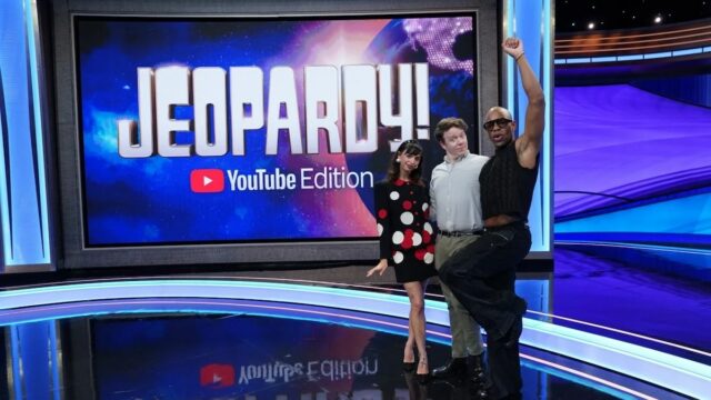 'Perigo!' Define episódio especial exclusivo do YouTube com criadores famosos O logotipo do YouTube TV aparece na tela de um smartphone, e o logotipo do YouTube é exibido como plano de fundo na tela de um laptop nesta ilustração fotográfica em Atenas, Grécia, em 2 de novembro de 2025. (Crédito: Ilustração fotográfica de Nikolas Kokovlis/NurPhoto via Getty Images)