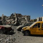 O pescador Mehdi Istanbouli trabalha nas suas linhas no porto de Tiro. Ele está relutante em ir pescar enquanto Israel realiza ataques na cidade.