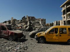 Perigo mais estranho: a cada ataque aéreo israelense, o Líbano paga um preço doloroso O pescador Mehdi Istanbouli trabalha nas suas linhas no porto de Tiro. Ele está relutante em ir pescar enquanto Israel realiza ataques na cidade.