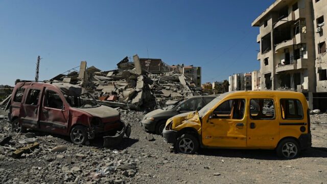 Perigo mais estranho: a cada ataque aéreo israelense, o Líbano O pescador Mehdi Istanbouli trabalha nas suas linhas no porto de Tiro. Ele está relutante em ir pescar enquanto Israel realiza ataques na cidade.