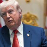 Donald Trump falando sobre sua caneta favorita em uma reunião de gabinete hoje.