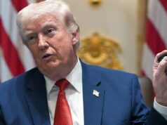 Pesquisa revela quem os australianos culpam pela crise do petróleo Donald Trump falando sobre sua caneta favorita em uma reunião de gabinete hoje.