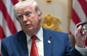 Pesquisa revela quem os australianos culpam pela crise do petróleo Donald Trump falando sobre sua caneta favorita em uma reunião de gabinete hoje.