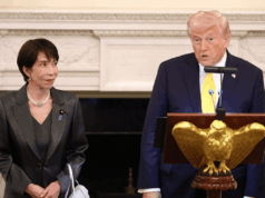 Pessoas identificam a reação do primeiro-ministro do Japão ao comentário de Trump sobre Pearl Harbor U.S. President Donald Trump speaks as Japanese Prime Minister Sanae Takaichi looks on before a state dinner in the State Dining Room at the White House on March 19, 2026 in Washington, DC.
