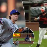 Pete Alonso, do Baltimore Orioles, centro, comemora com o técnico da primeira base Jason Bourgeois (36) depois de acertar uma única durante o primeiro turno de um jogo de beisebol contra o Texas Rangers, terça-feira, 31 de março de 2026, em Baltimore.