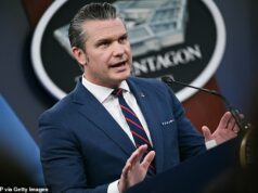 Pete Hegseth declara que “a guerra é um inferno” com uma mensagem de grito de guerra para os guerreiros dos EUA “treinados para matar”: “Este é o seu momento” Pete Hegseth declara que “a guerra é um inferno” com uma mensagem de grito de guerra para os guerreiros dos EUA “treinados para matar”: “Este é o seu momento”