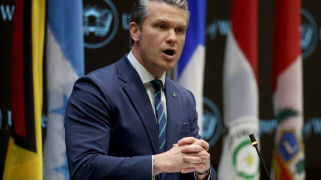 Pete Hegseth diz que 'quanto mais cedo David Ellison assumir' a CNN 'melhor' no relatório do Slamming Outlet de que a administração Trump 'subestimou' o impacto do ataque do Irã no Estreito de Ormuz
