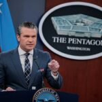 O secretário de Defesa dos EUA, Pete Hegseth, realiza uma reunião informativa com o presidente do Estado-Maior Conjunto, general Dan Caine, em meio à guerra EUA-Israel contra o Irã, no Pentágono em Washington, DC, EUA, 19 de março