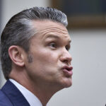 O secretário de Defesa Pete Hegseth fala durante uma coletiva de imprensa no Pentágono, segunda-feira, 2 de março de 2026, em Washington. (Foto AP/Mark Schiefelbein)