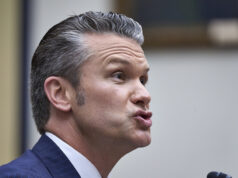 Pete Hegseth vai para a guerra – contra fotos horríveis de si mesmo O secretário de Defesa Pete Hegseth fala durante uma coletiva de imprensa no Pentágono, segunda-feira, 2 de março de 2026, em Washington. (Foto AP/Mark Schiefelbein)
