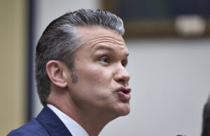 Pete Hegseth vai para a guerra – contra fotos horríveis de si mesmo O secretário de Defesa Pete Hegseth fala durante uma coletiva de imprensa no Pentágono, segunda-feira, 2 de março de 2026, em Washington. (Foto AP/Mark Schiefelbein)