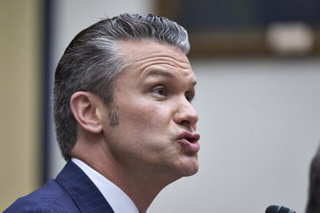 O secretário de Defesa Pete Hegseth fala durante uma coletiva de imprensa no Pentágono, segunda-feira, 2 de março de 2026, em Washington. (Foto AP/Mark Schiefelbein)