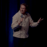 Pete Holmes sobre seu novo especial de stand-up, a morte da TV tarde da noite e fazendo piadas trans respeitosas: 'Não pode ser apenas uma risada barata'