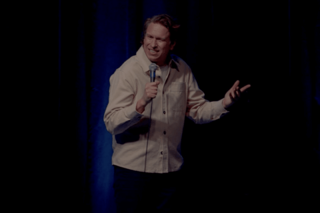 Pete Holmes sobre seu novo especial de stand-up, a morte da TV tarde da noite e fazendo piadas trans respeitosas: 'Não pode ser apenas uma risada barata'

