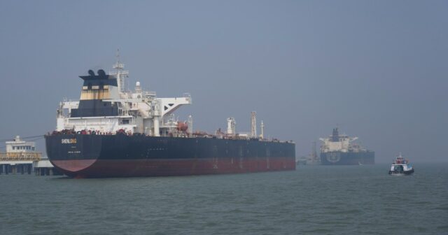 Petróleo permanece acima de US$ 100 por barril em meio ao domínio do Irã no Estreito de Ormuz
