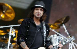 Phil Campbell, guitarrista do Motörhead, morto aos 64 anos Phil Campbell, guitarrista do Motörhead, morto aos 64 anos