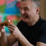 Phil Rosenthal assina acordo com Banijay e transfere ‘Somebody Feed Phil’ para o YouTube